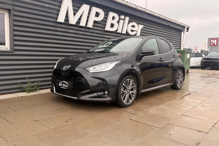 Sort Toyota Yaris fra 2020 set udefra