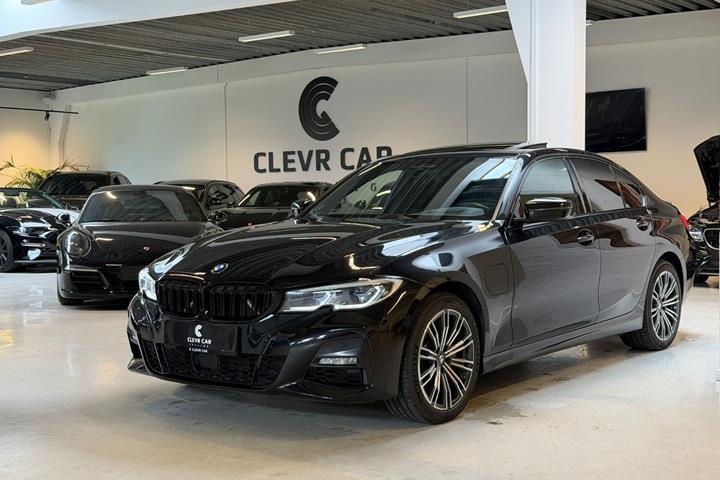 Sort BMW 330e fra 2021