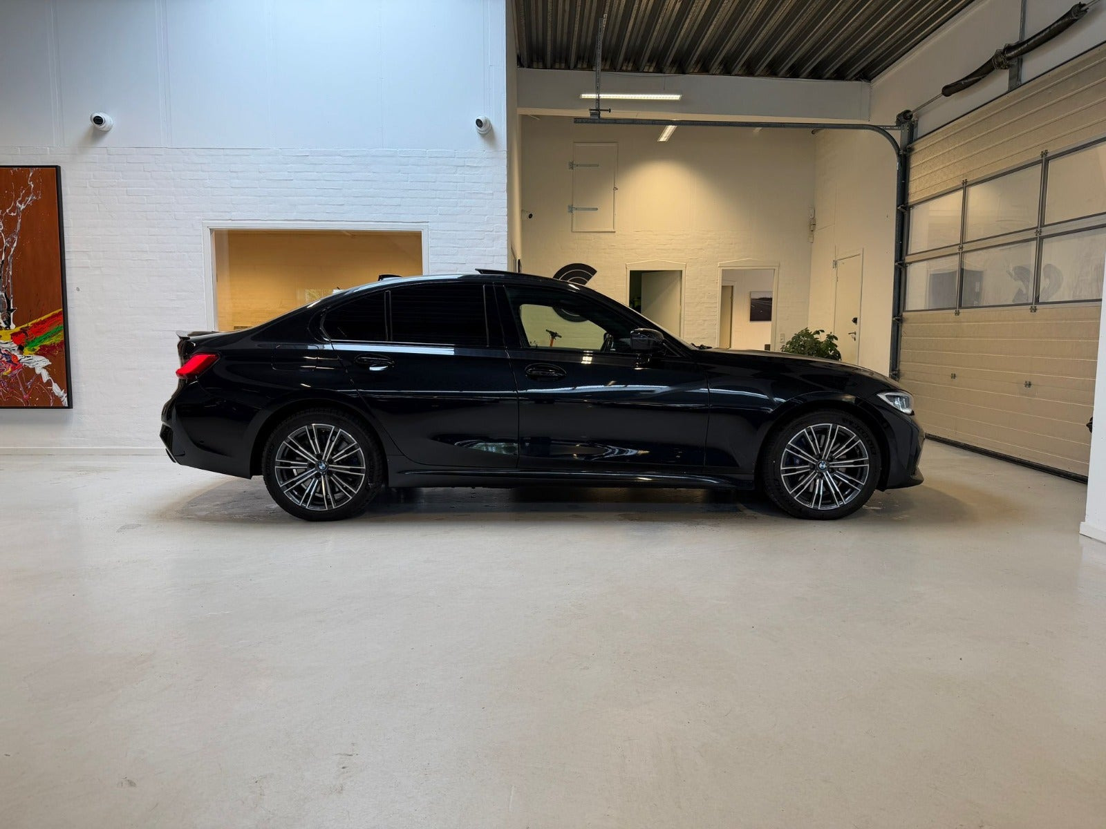 Sort BMW 330e fra 2021