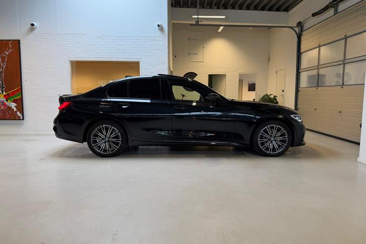 Sort BMW 330e fra 2021