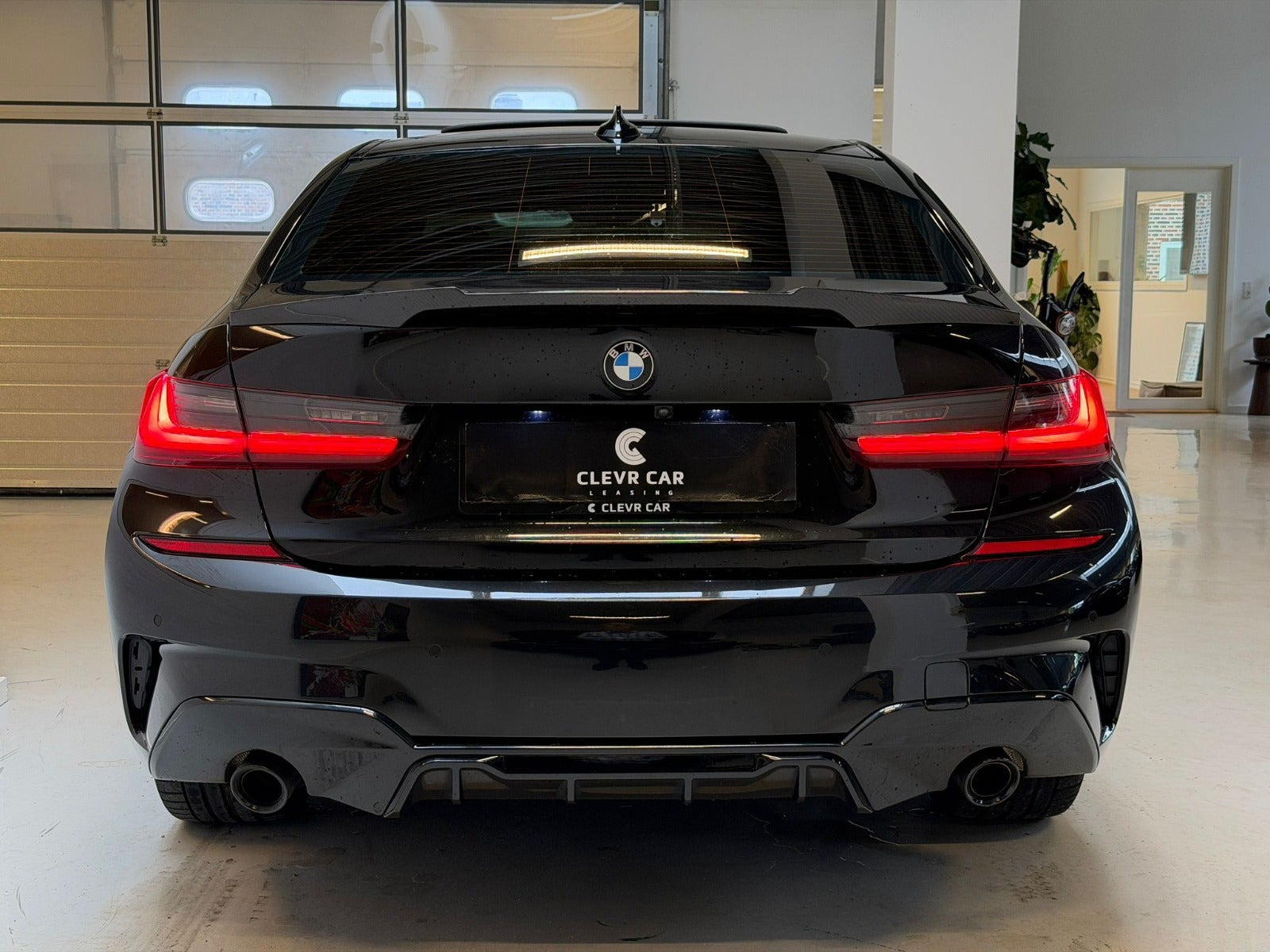 Sort BMW 330e fra 2021
