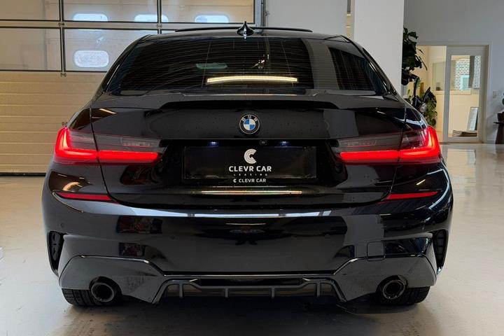 Sort BMW 330e fra 2021