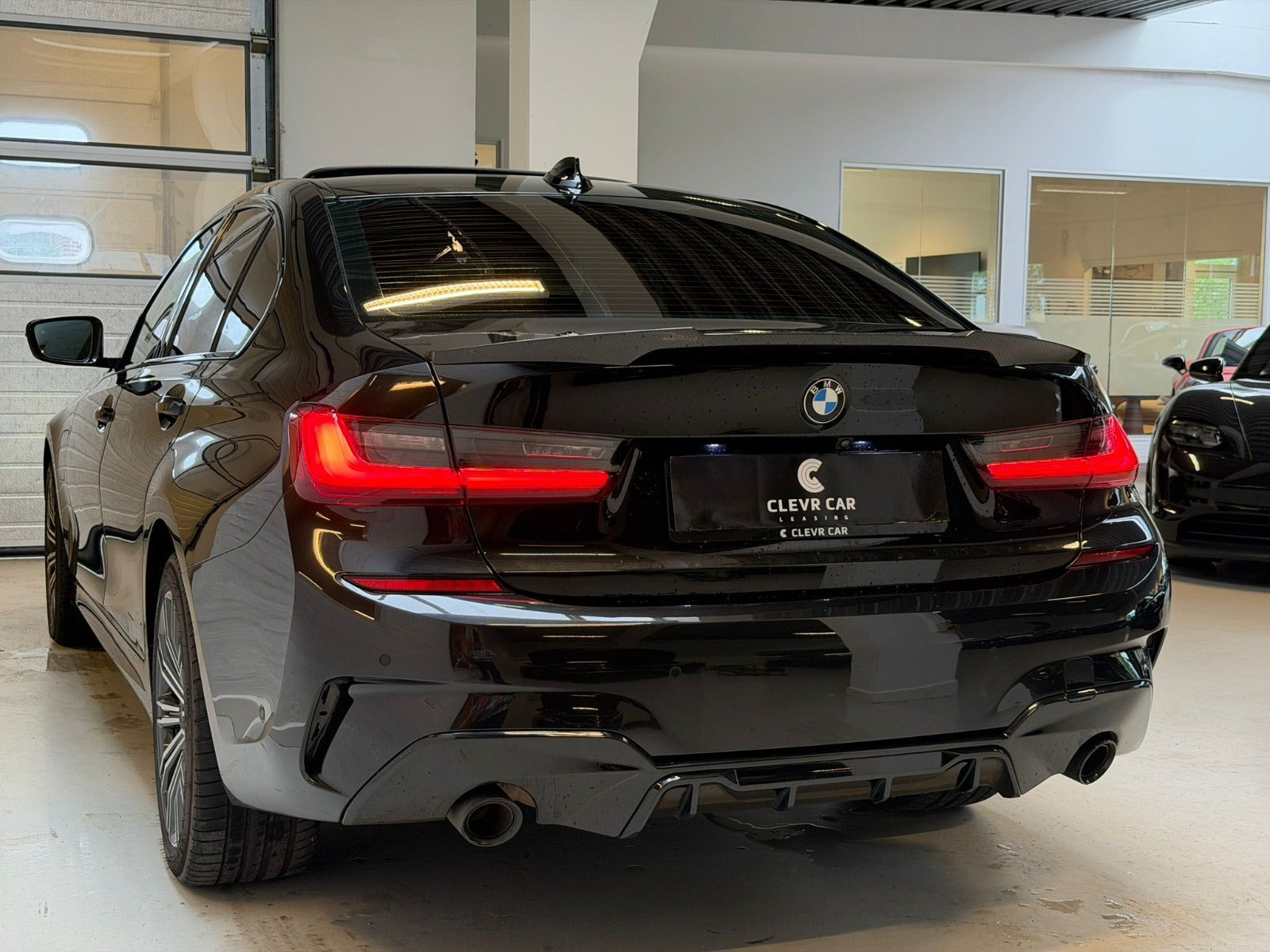 Sort BMW 330e fra 2021