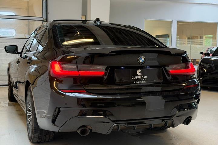 Sort BMW 330e fra 2021