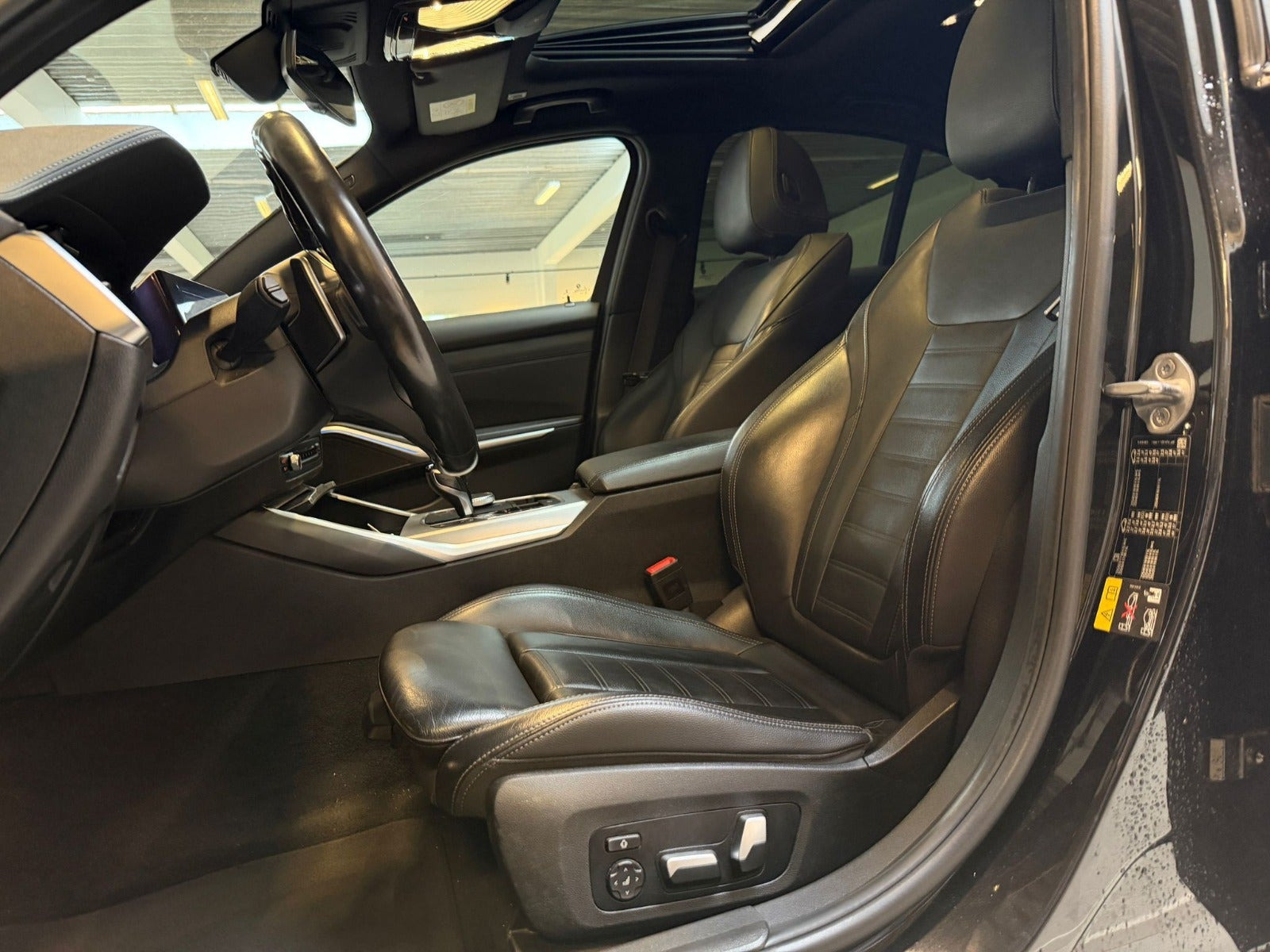 Sort BMW 330e fra 2021