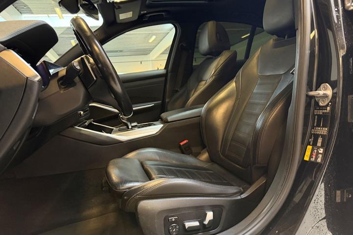 Sort BMW 330e fra 2021