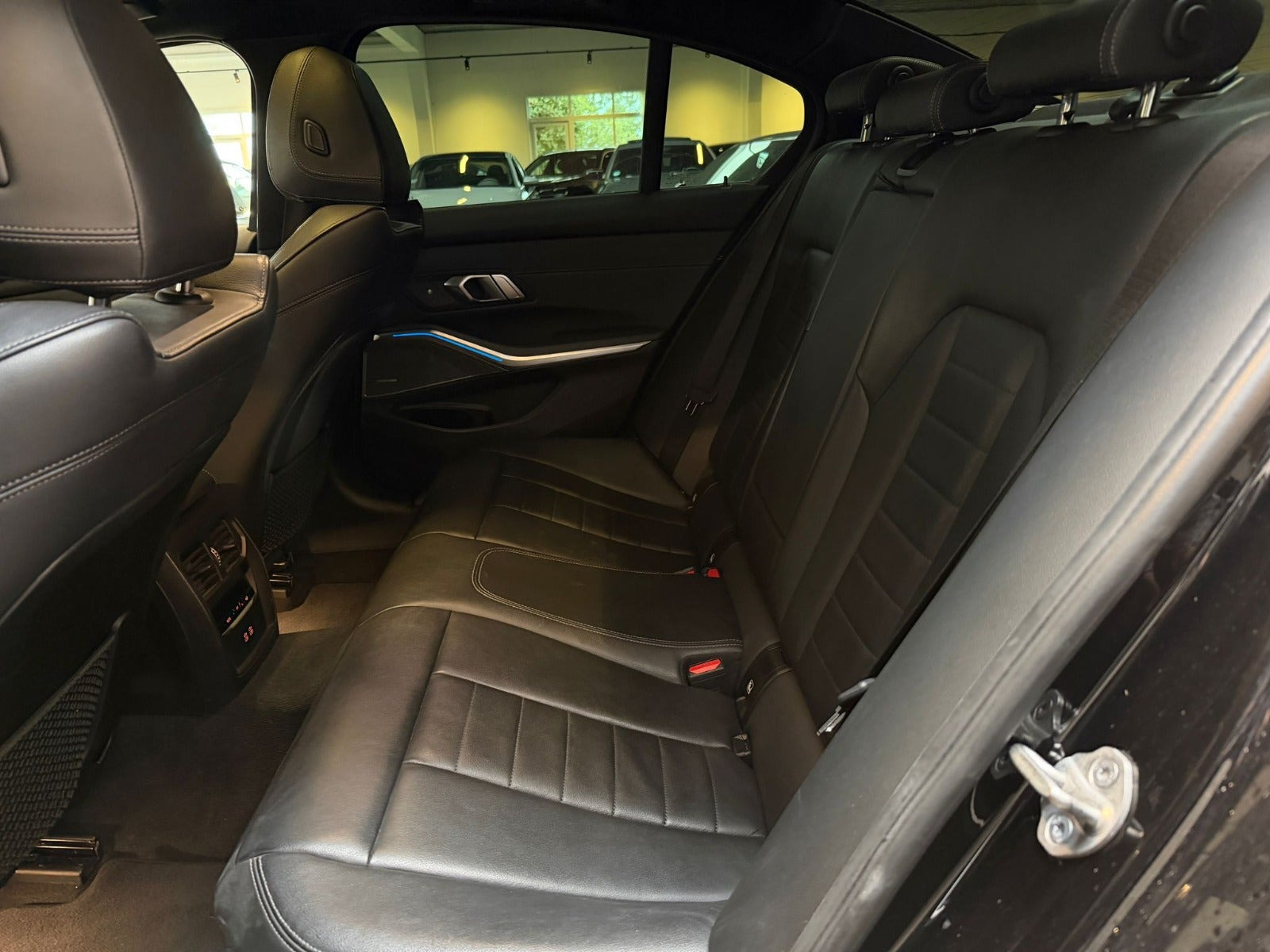 Sort BMW 330e fra 2021