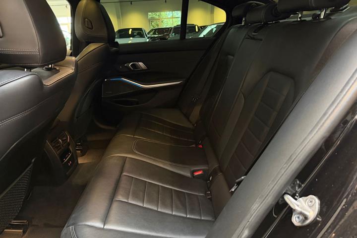 Sort BMW 330e fra 2021