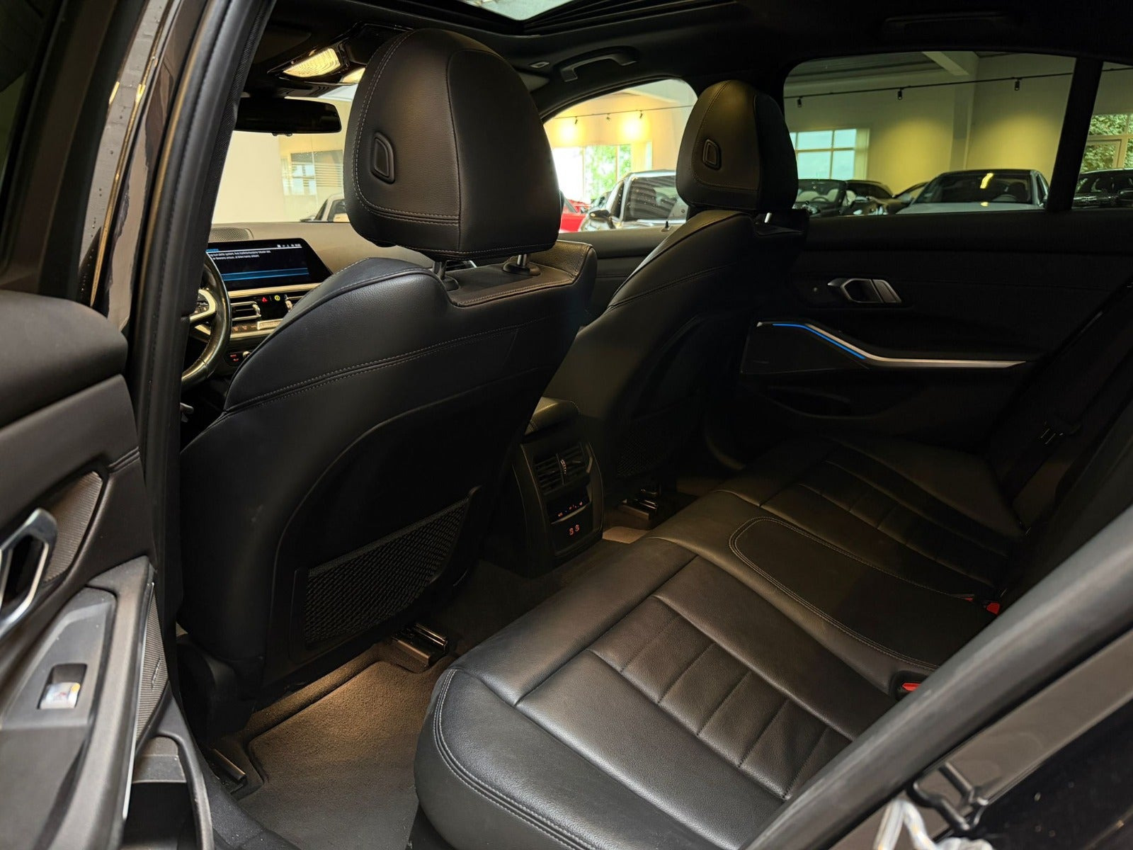Sort BMW 330e fra 2021