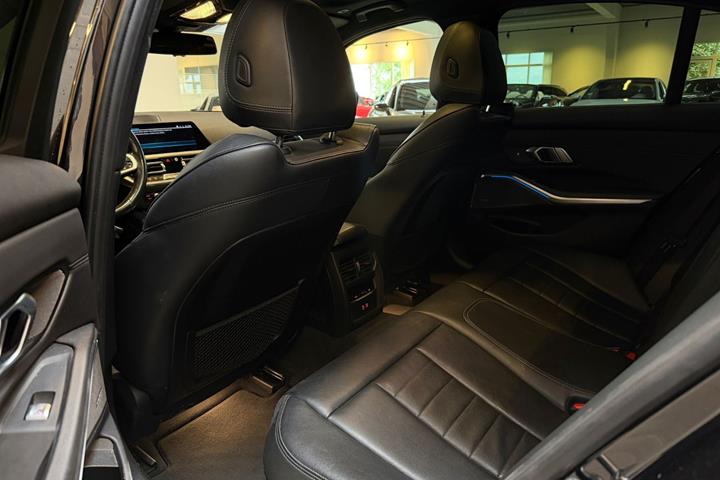 Sort BMW 330e fra 2021