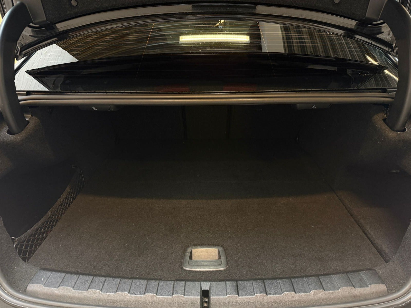 Sort BMW 330e fra 2021