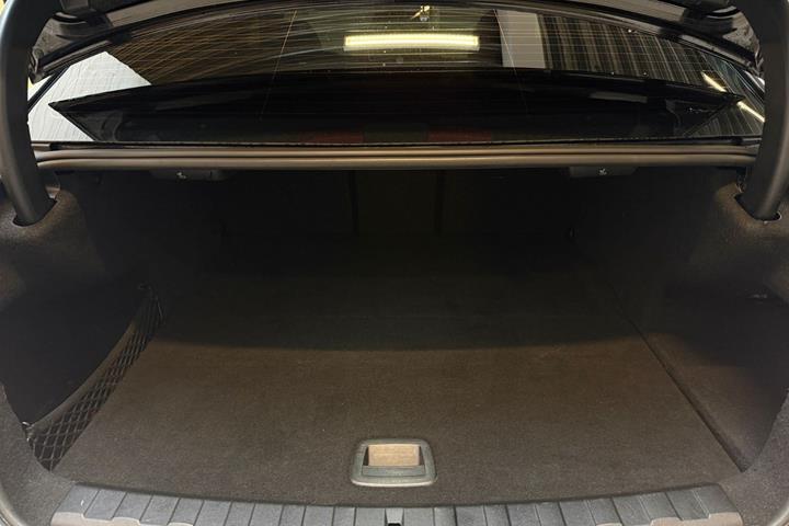 Sort BMW 330e fra 2021