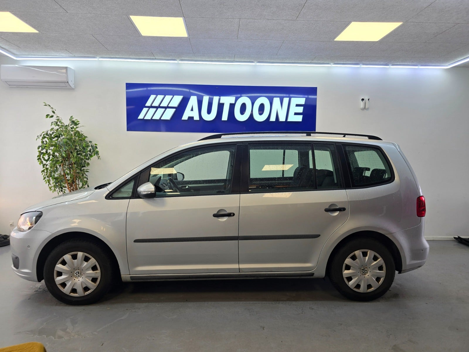 Sølv VW Touran fra 2011