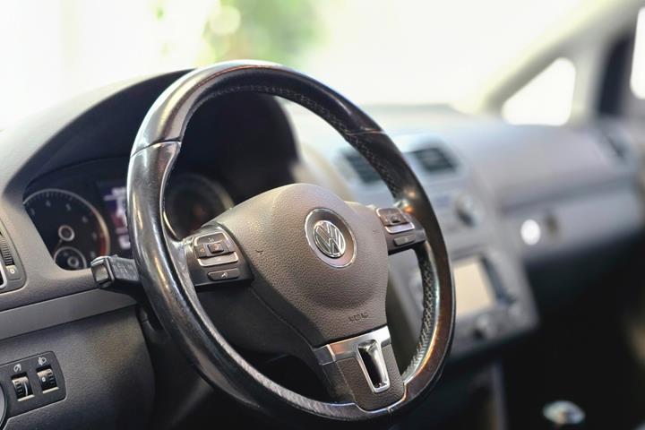 Sølv VW Touran fra 2011