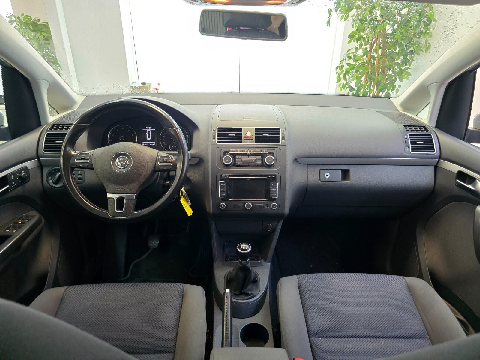Sølv VW Touran fra 2011