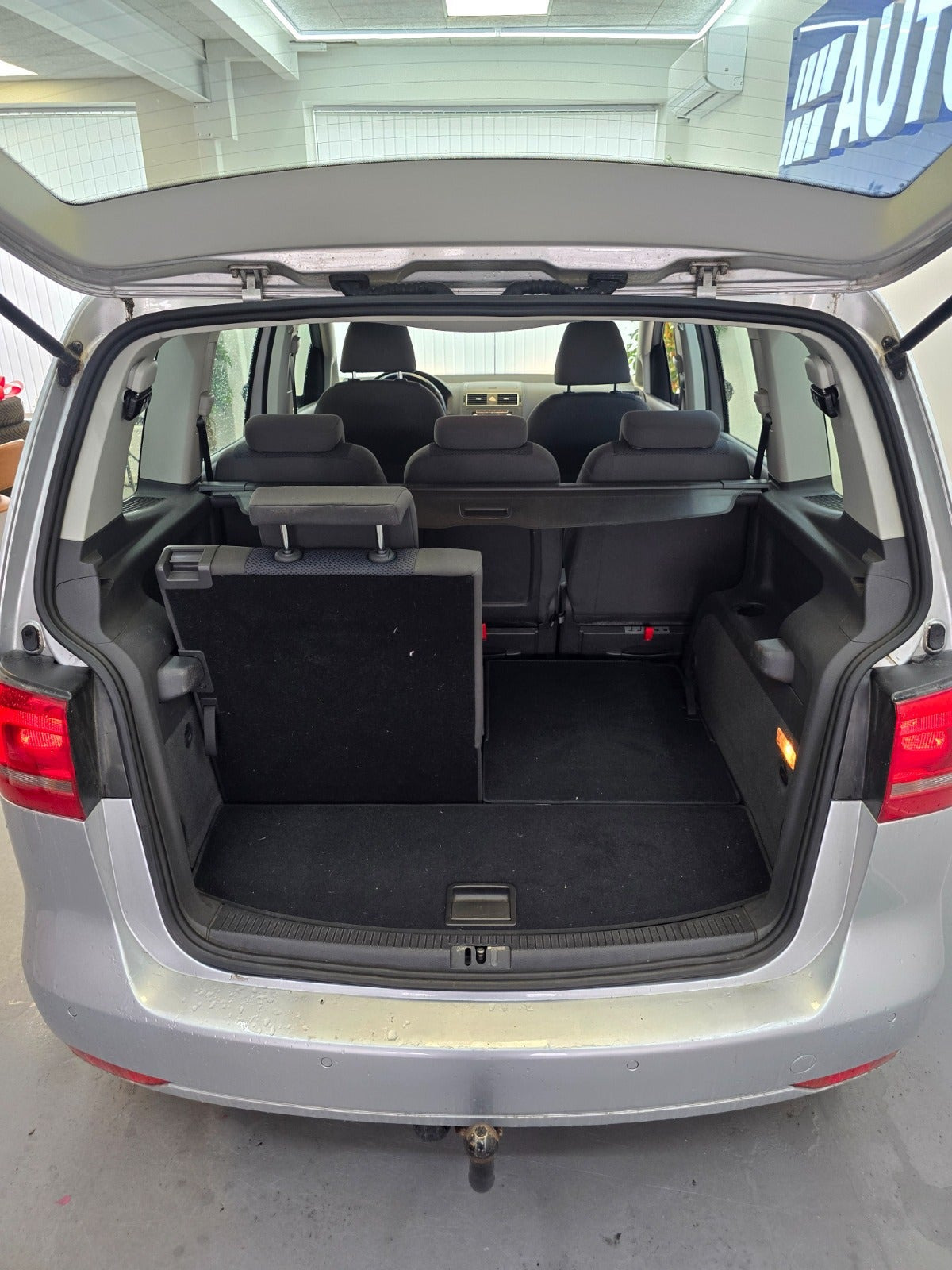 Sølv VW Touran fra 2011
