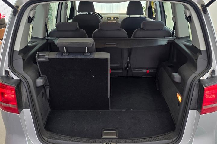 Sølv VW Touran fra 2011