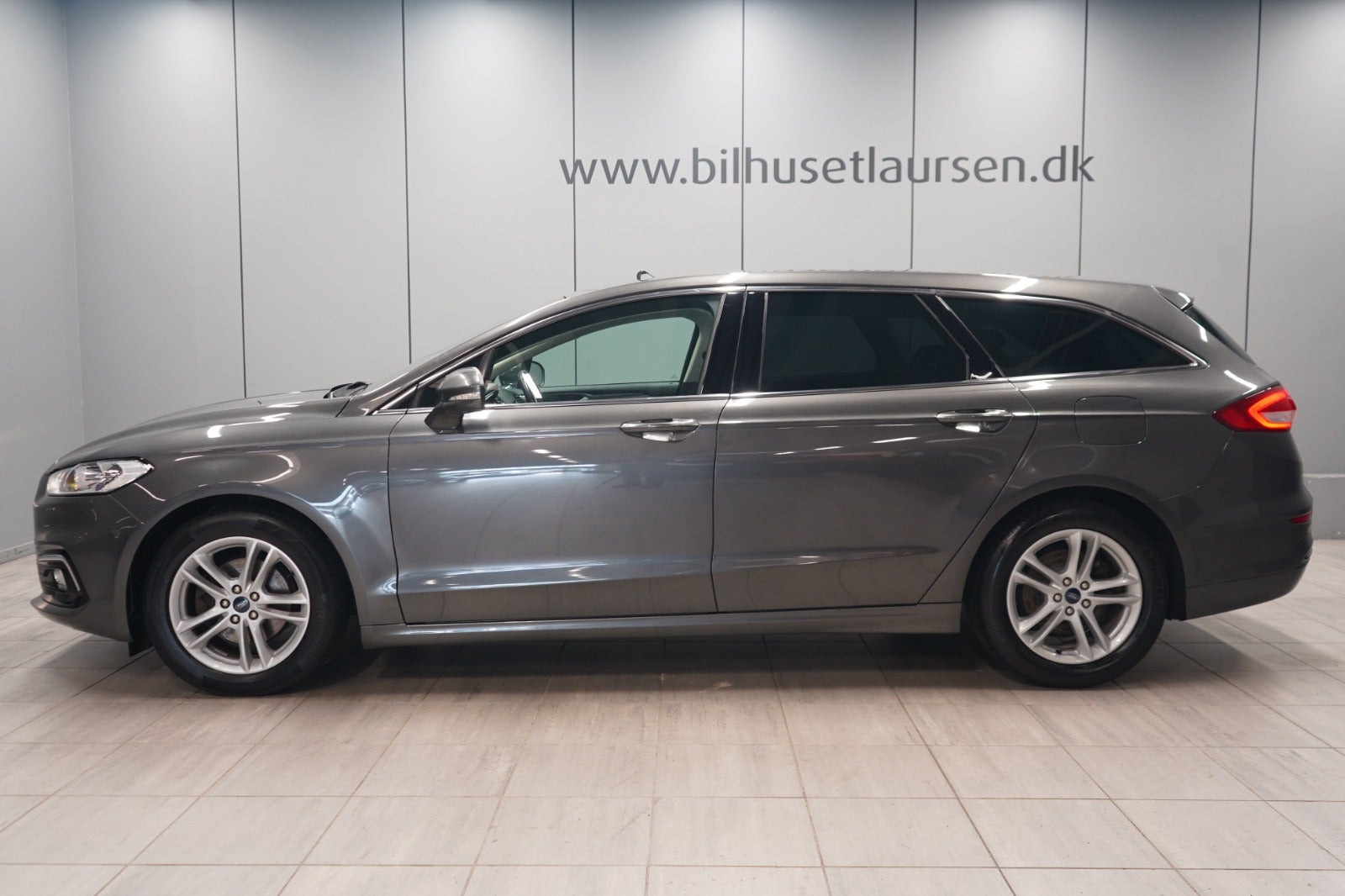 Grå Ford Mondeo fra 2019