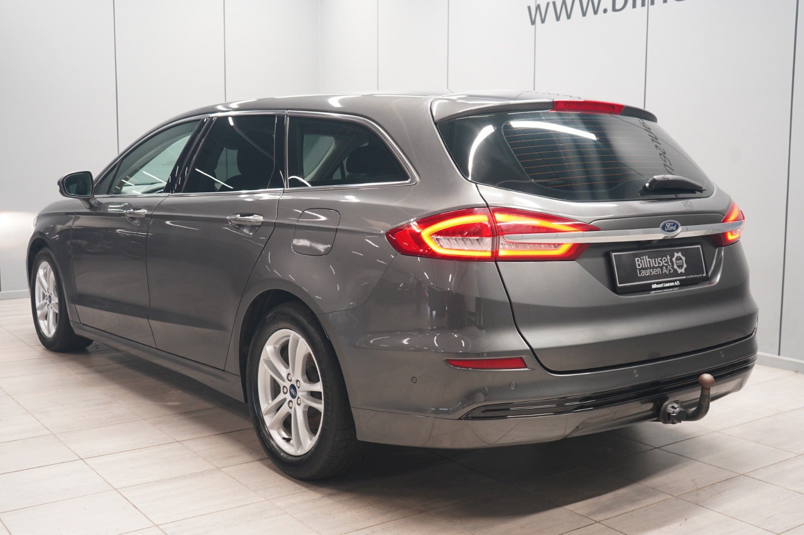 Grå Ford Mondeo fra 2019