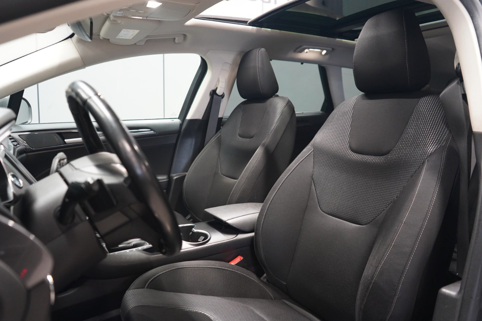 Grå Ford Mondeo fra 2019