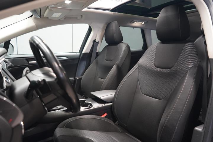 Grå Ford Mondeo fra 2019