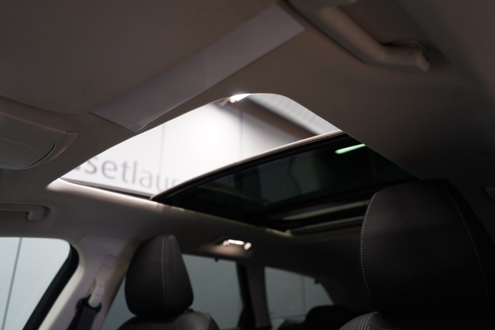Grå Ford Mondeo fra 2019