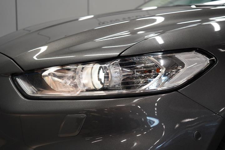 Grå Ford Mondeo fra 2019