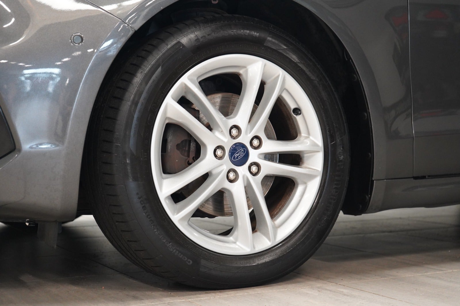 Grå Ford Mondeo fra 2019
