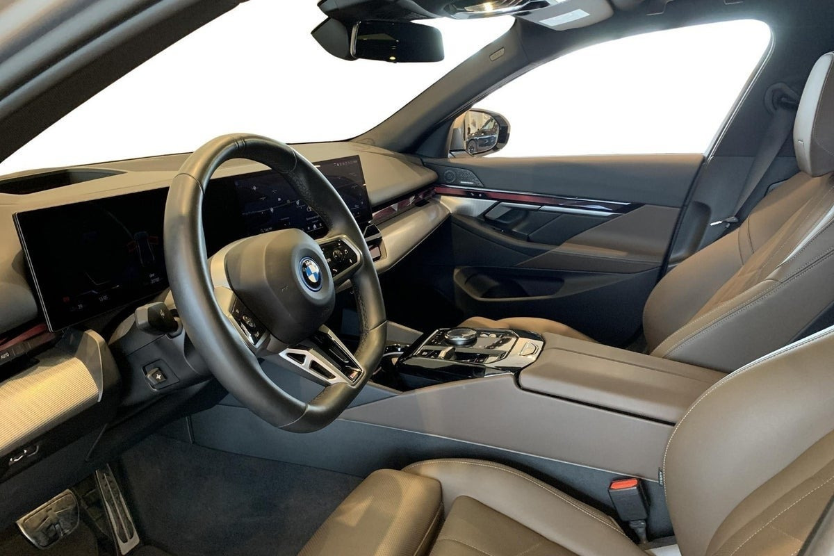 Orange BMW i5 fra 2026
