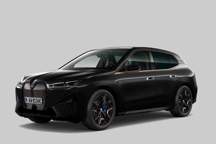 Sort BMW iX fra 2023 set udefra