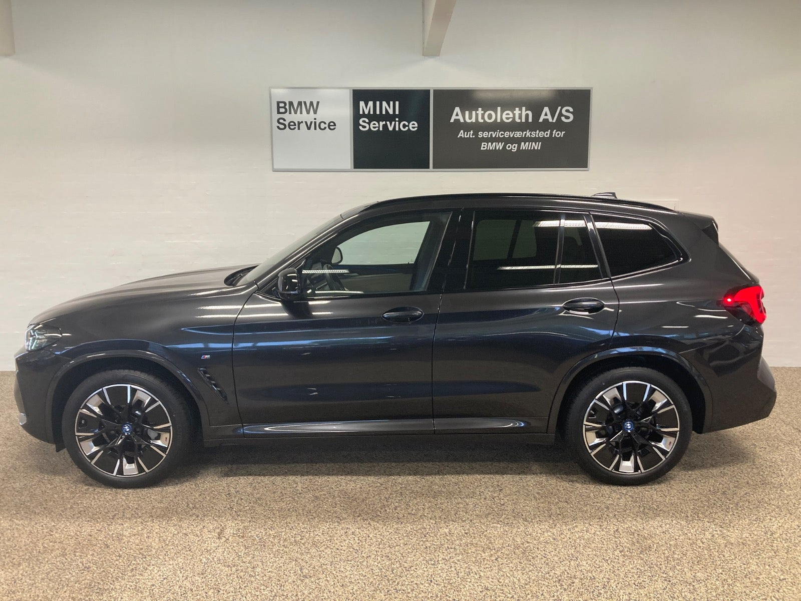 Grå BMW iX3 fra 2025