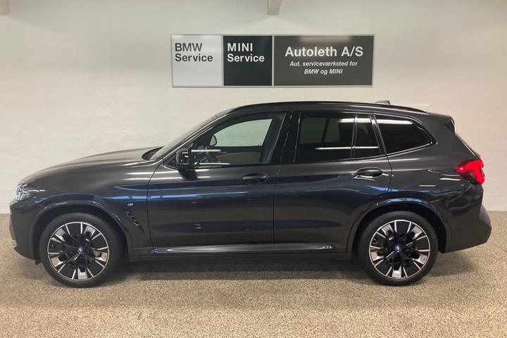 Grå BMW iX3 fra 2025