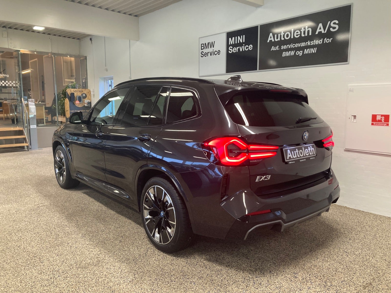 Grå BMW iX3 fra 2025