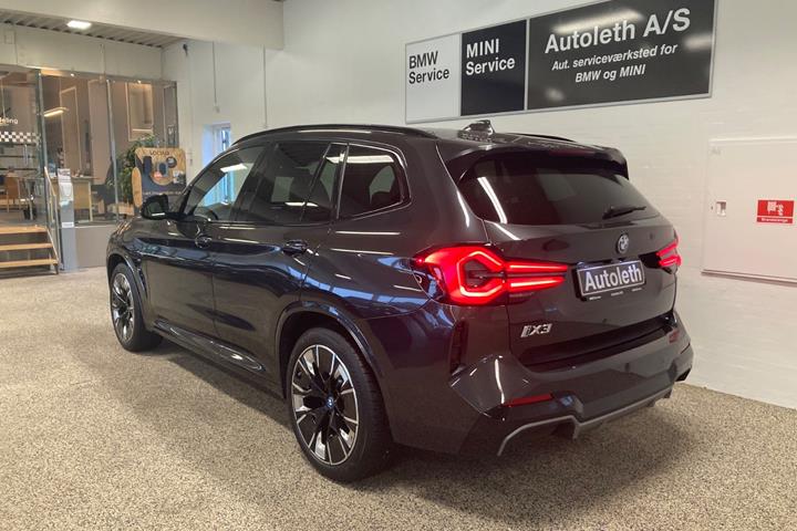Grå BMW iX3 fra 2025