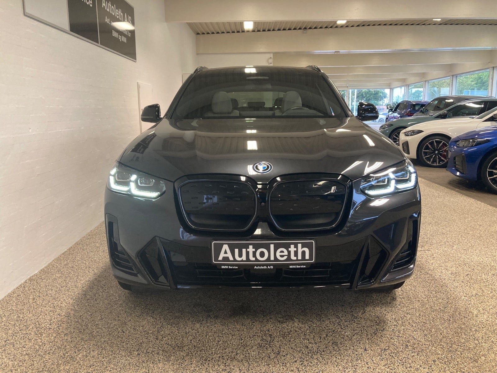 Grå BMW iX3 fra 2025