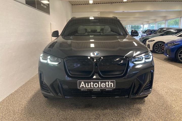 Grå BMW iX3 fra 2025