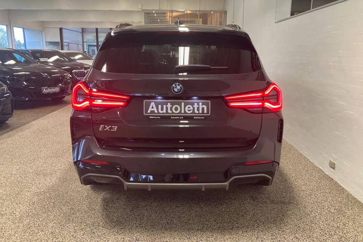 Grå BMW iX3 fra 2025