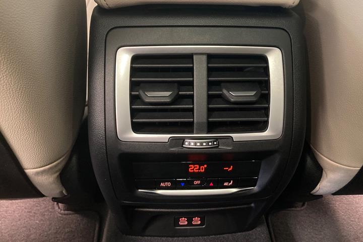 Grå BMW iX3 fra 2025