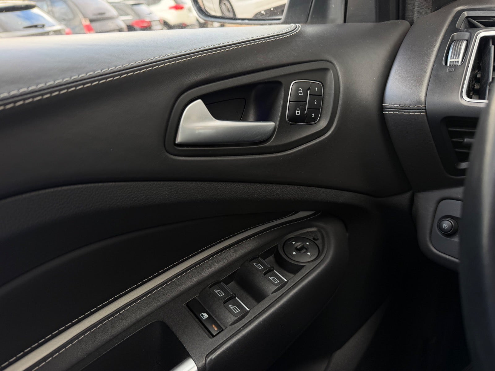 Sort Ford Kuga fra 2019