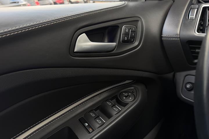 Sort Ford Kuga fra 2019