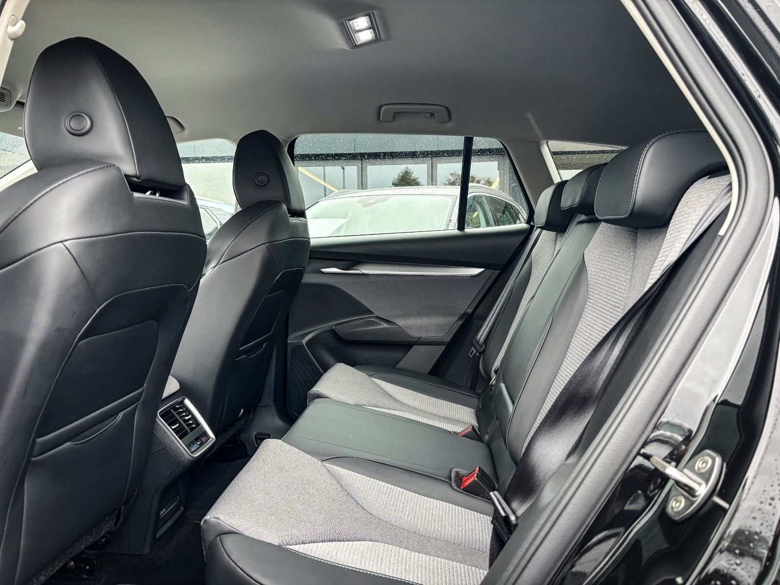 Sort Skoda Enyaq fra 2026