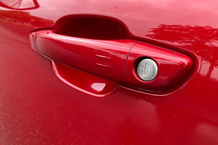 Rød Opel Mokka-e fra 2023