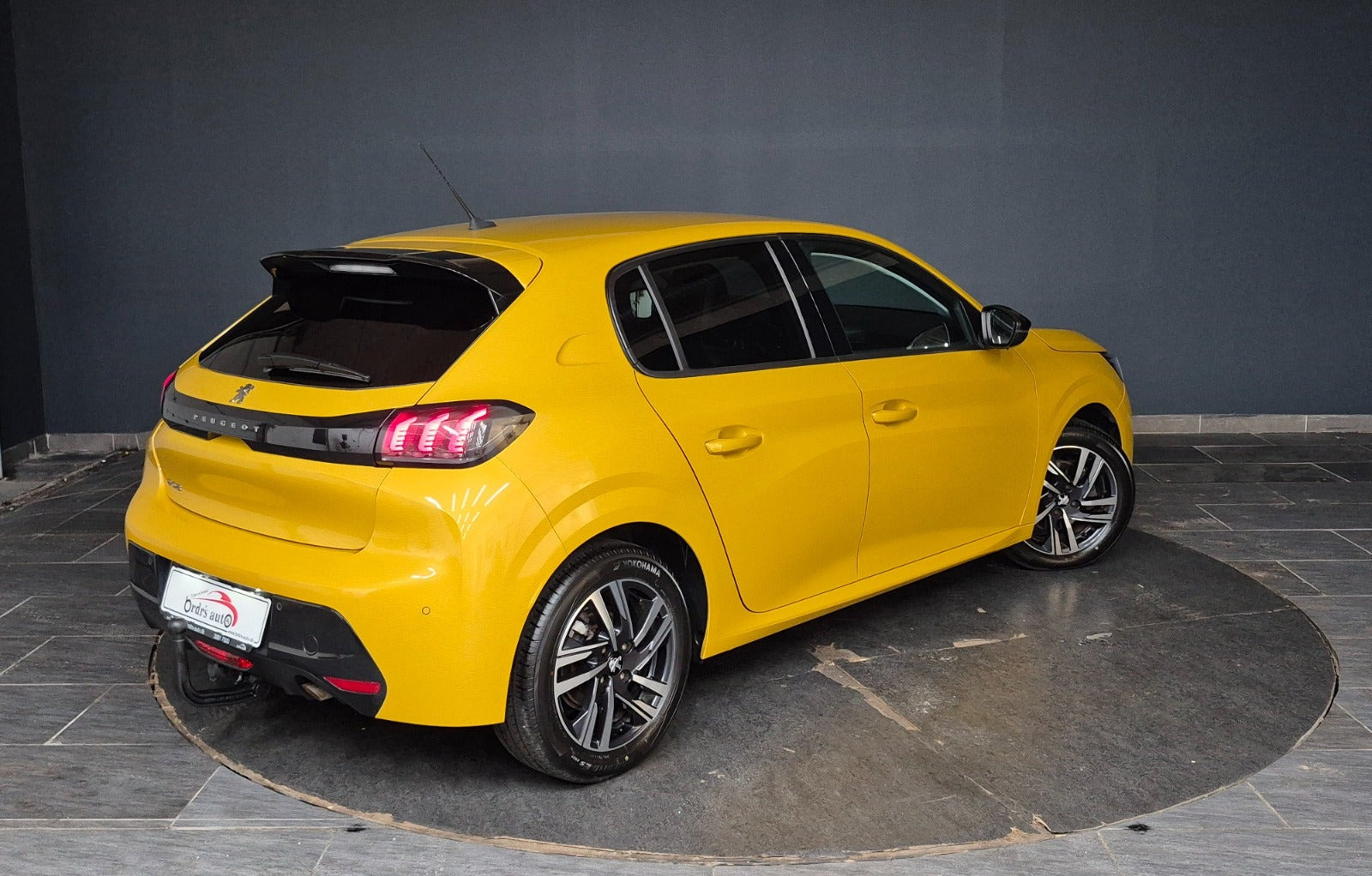 Gul Peugeot 208 fra 2022