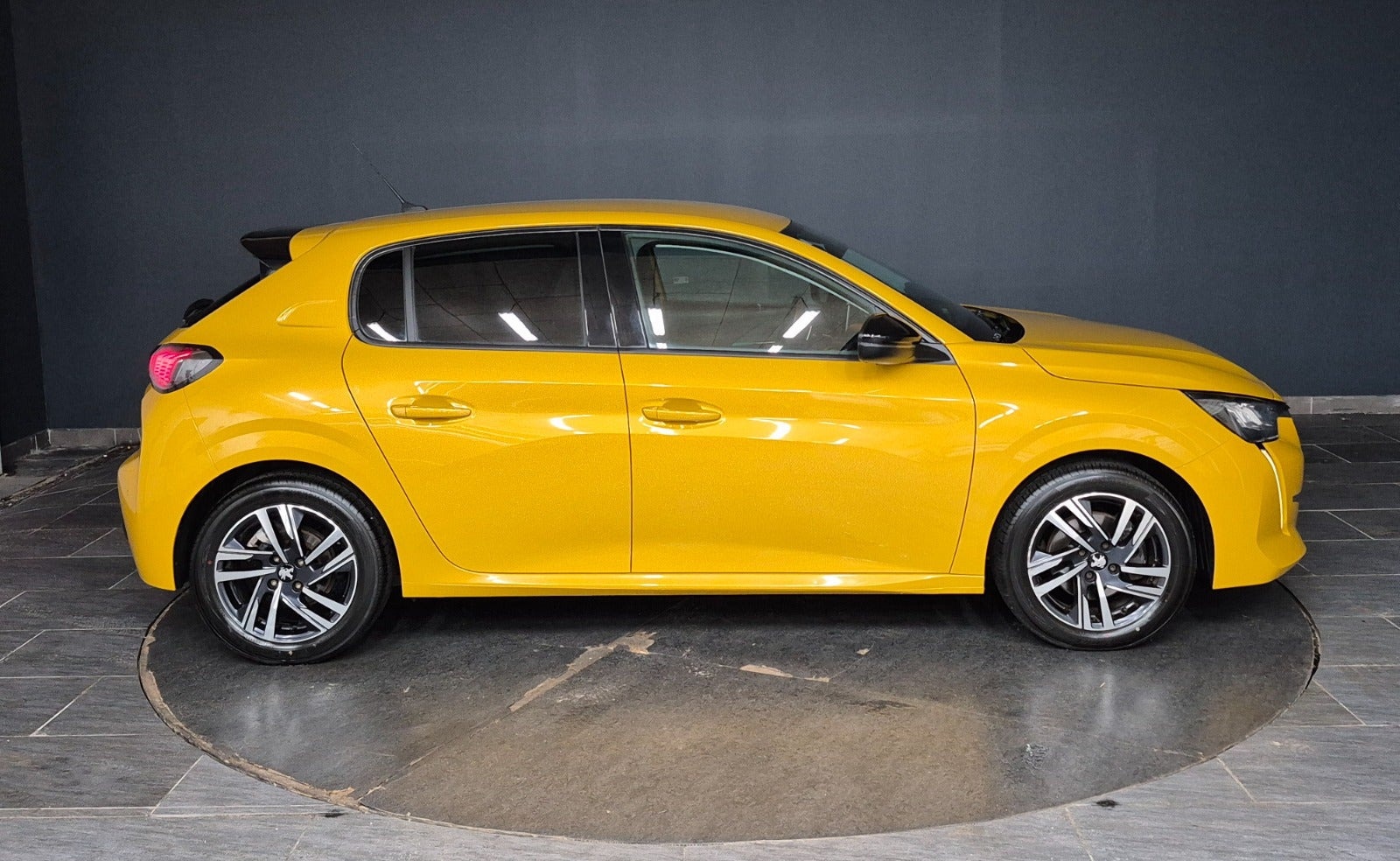 Gul Peugeot 208 fra 2022