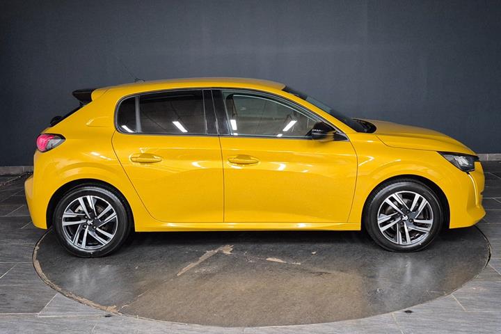 Gul Peugeot 208 fra 2022