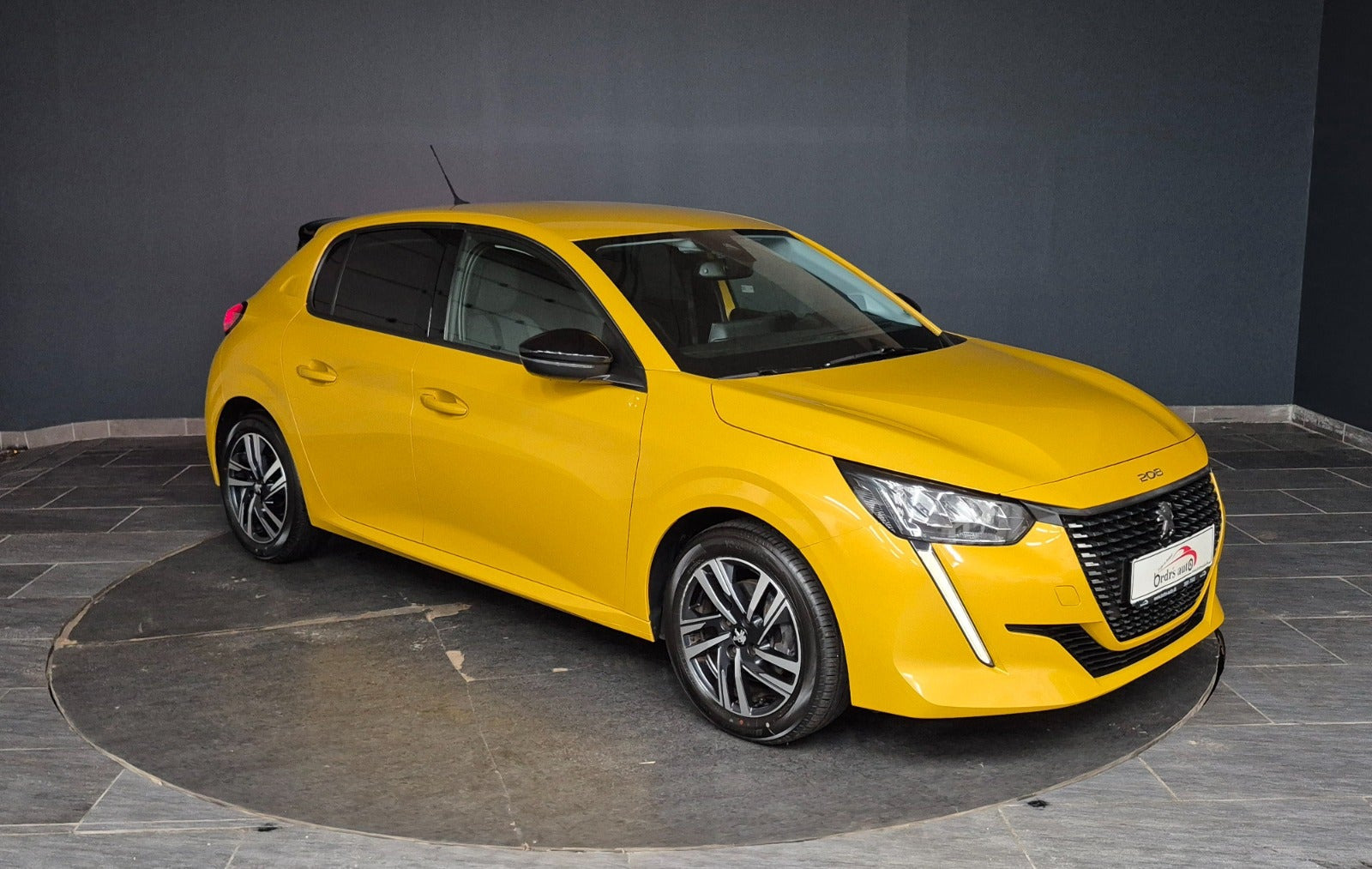 Gul Peugeot 208 fra 2022