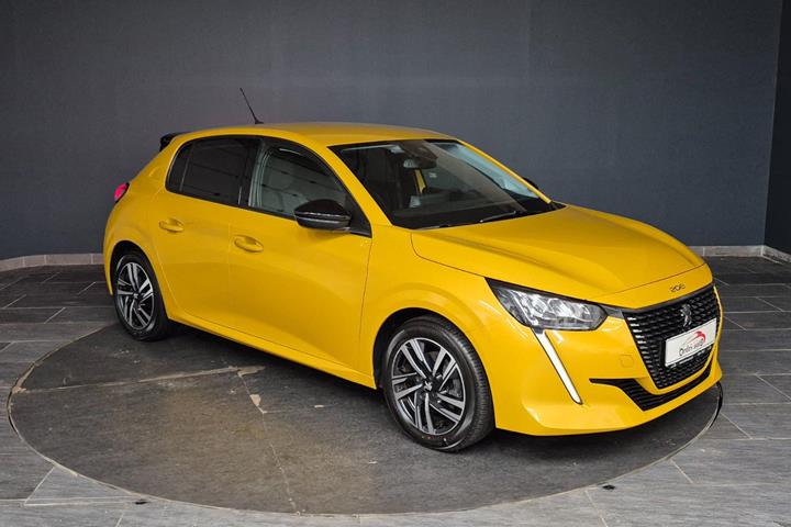 Gul Peugeot 208 fra 2022