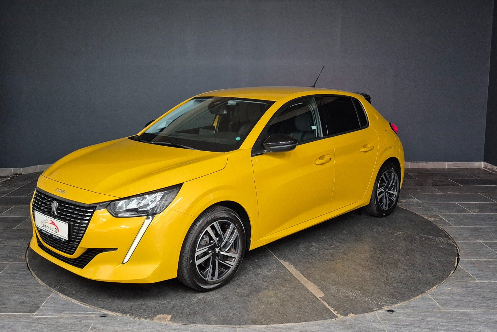 Gul Peugeot 208 fra 2022