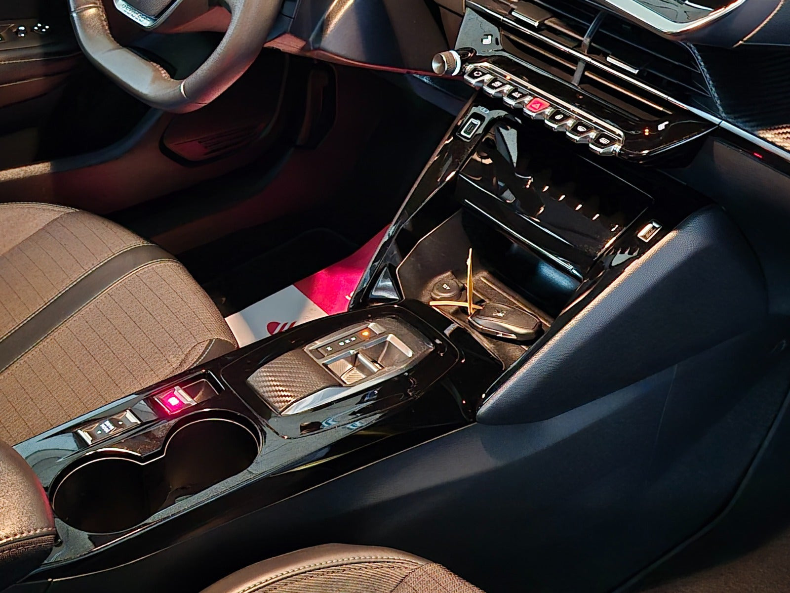 Gul Peugeot 208 fra 2022