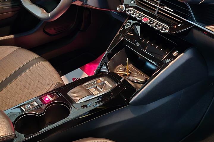 Gul Peugeot 208 fra 2022